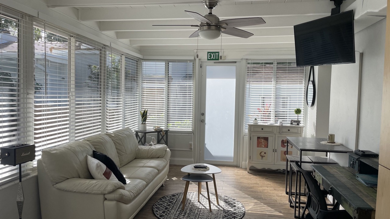 Photo of Others in Hollywood Lakes