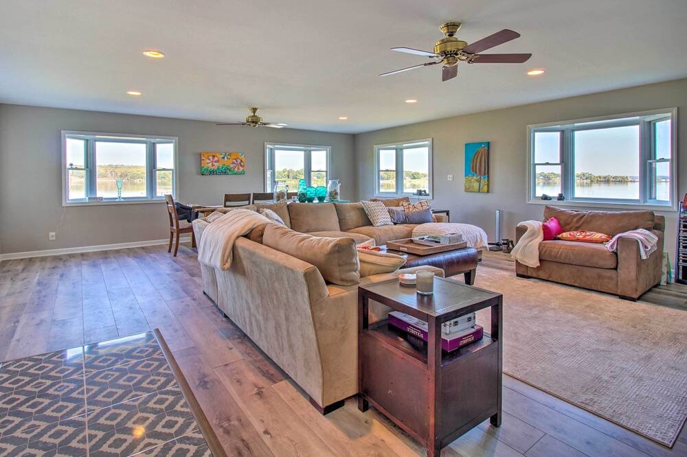 Photo of Livingroom in James Madison
