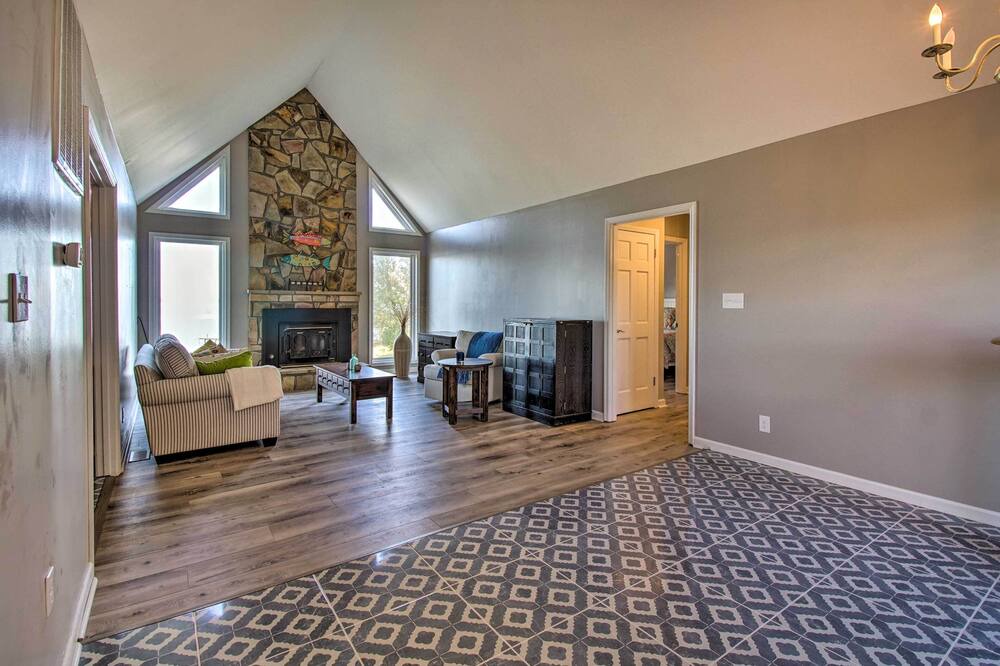 Photo of Livingroom in James Madison