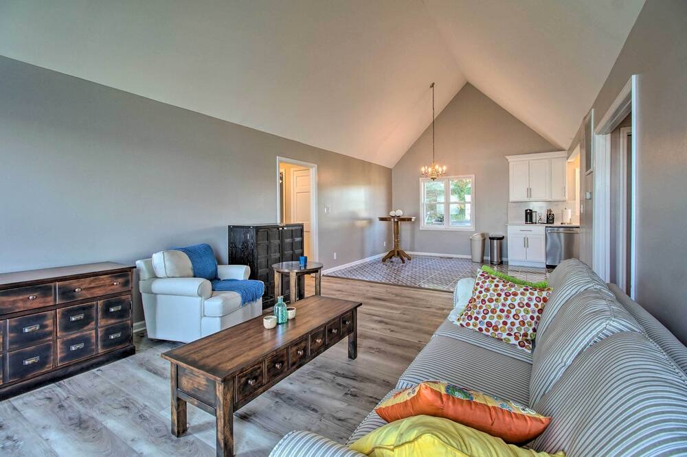 Photo of Livingroom in James Madison