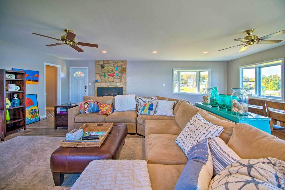Photo of Livingroom in James Madison