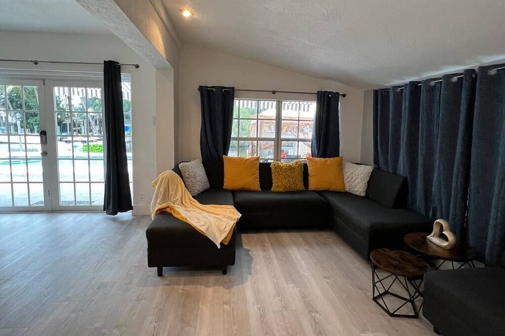 Photo of Livingroom in North Central Hollywood