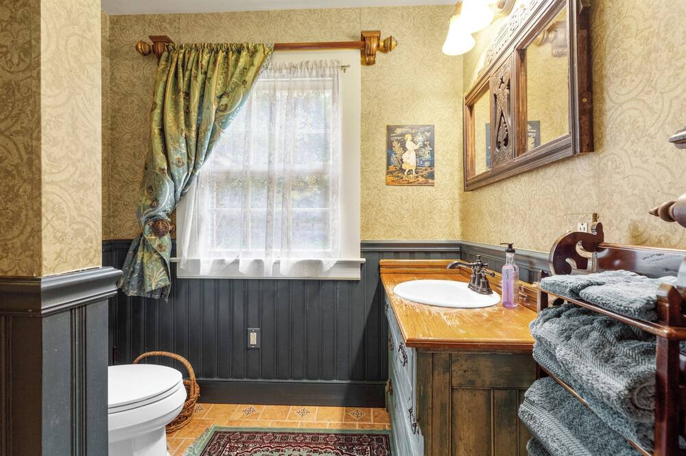 Photo of Bathroom in Franklin Springs