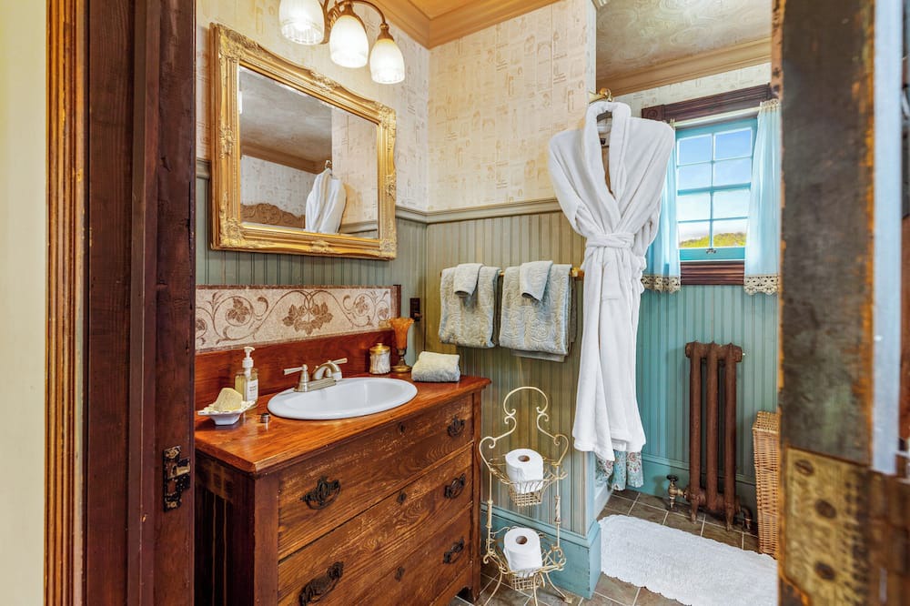 Photo of Bathroom in Franklin Springs