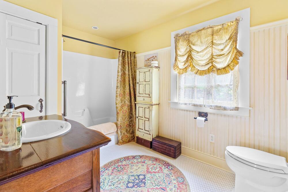 Photo of Bathroom in Franklin Springs
