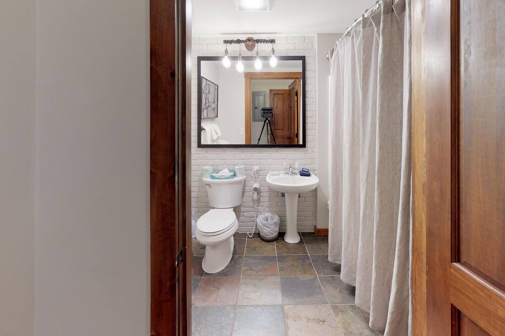 Photo of Bathroom in Edray