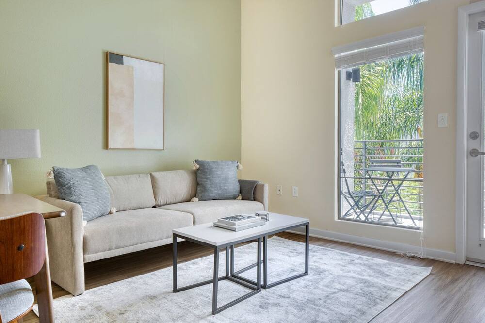 Photo of Livingroom in Warner Center