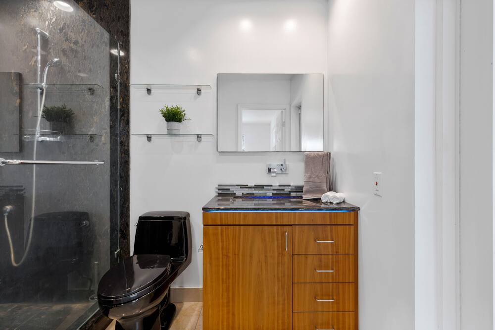 Photo of Bathroom in Hollywood Lakes