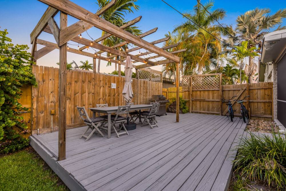 Photo of Outdoor in Hollywood Lakes