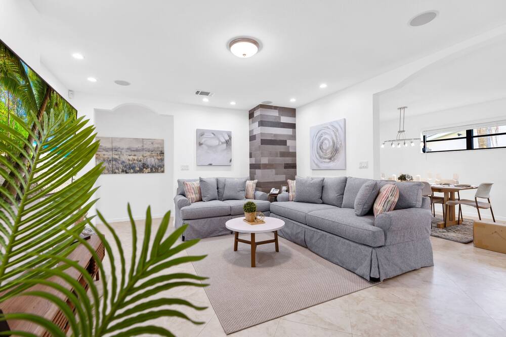Photo of Livingroom in Hollywood Lakes