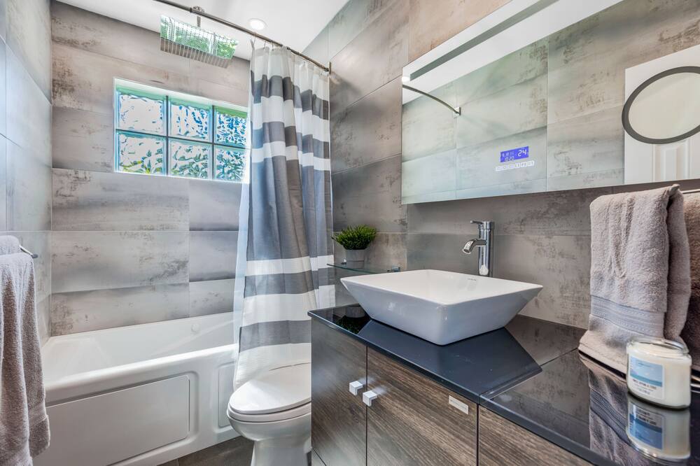 Photo of Bathroom in Hollywood Lakes
