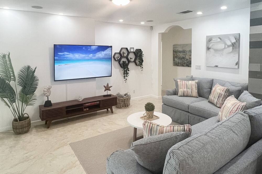 Photo of Livingroom in Hollywood Lakes