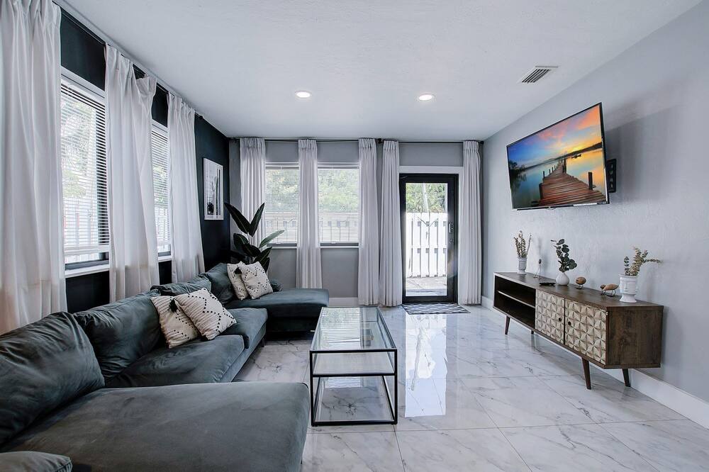 Photo of Livingroom in Middle River Terrace