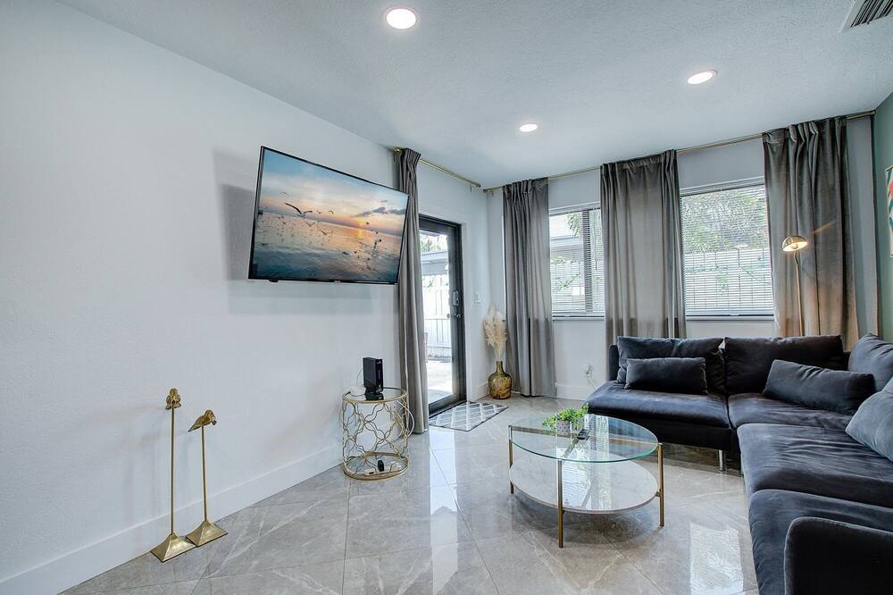 Photo of Livingroom in Middle River Terrace