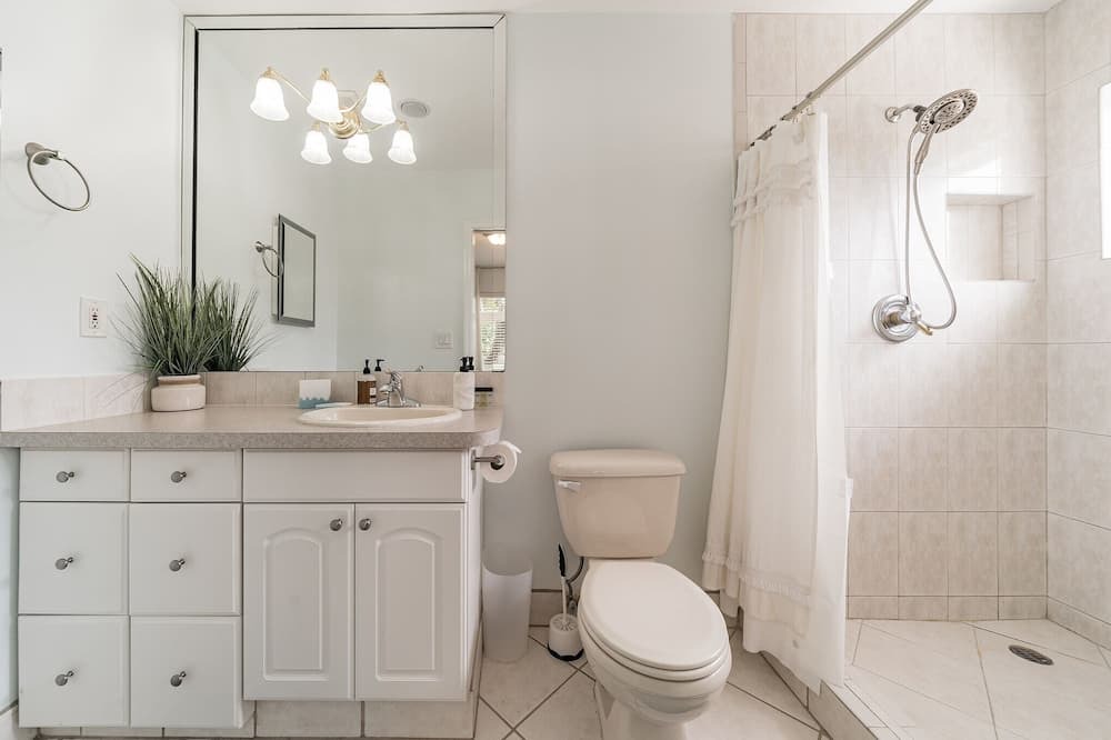 Photo of Bathroom in North Andrews Gardens
