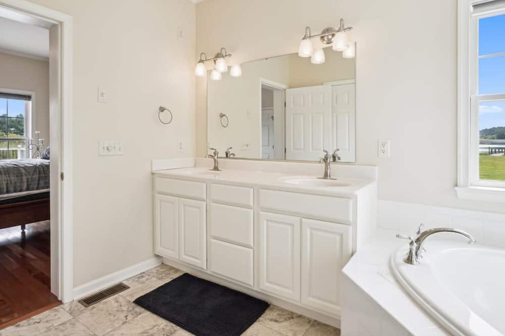 Photo of Bathroom in Woolford