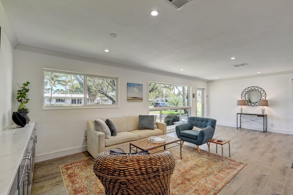 Photo of Livingroom in Oakland Park