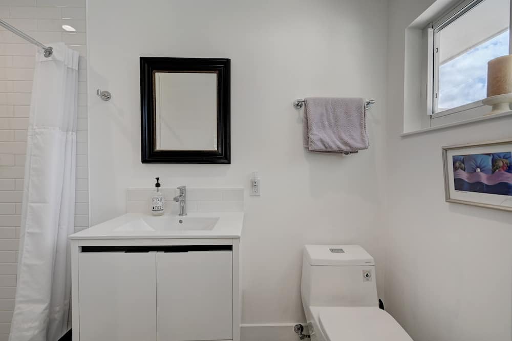 Photo of Bathroom in Oakland Park