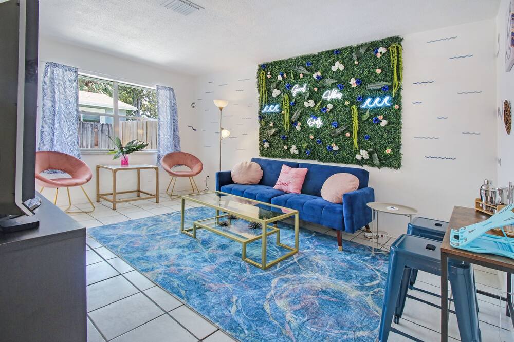 Photo of Livingroom in Middle River Terrace
