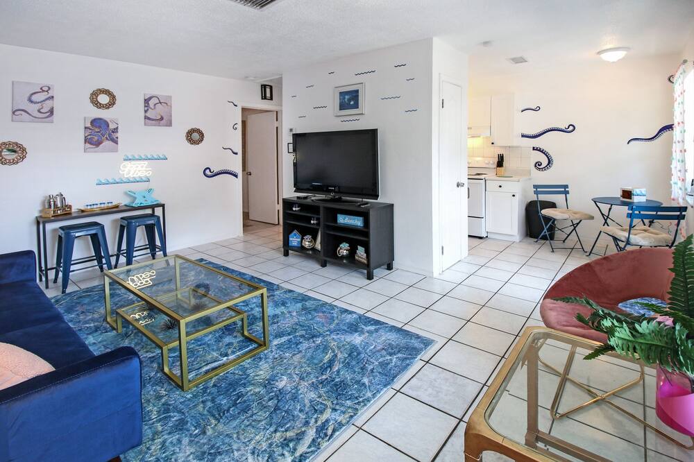 Photo of Livingroom in Middle River Terrace