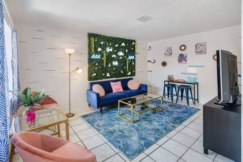 Photo of Livingroom in Middle River Terrace