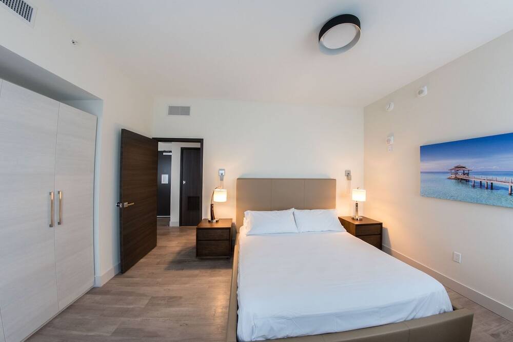 Photo of Bedroom in Hollywood Lakes