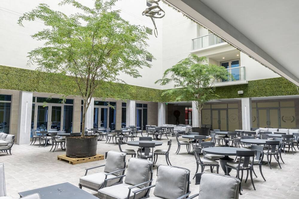 Photo of Others in Hollywood Lakes