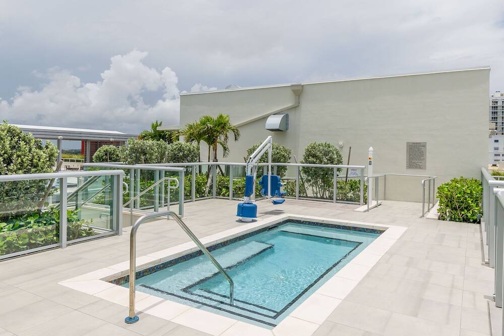 Photo of Outdoor in Hollywood Lakes