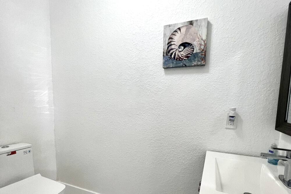 Photo of Bathroom in Miami Gardens