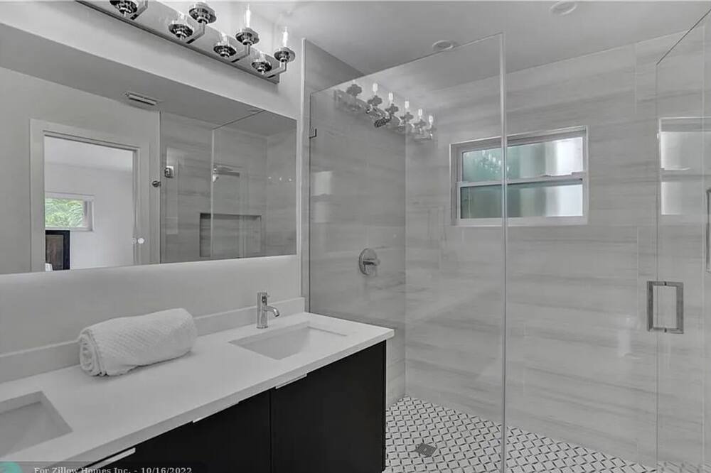 Photo of Bathroom in Pompano Isles