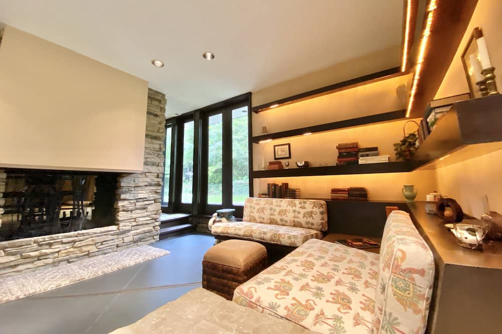 Photo of Bedroom in Beachwood
