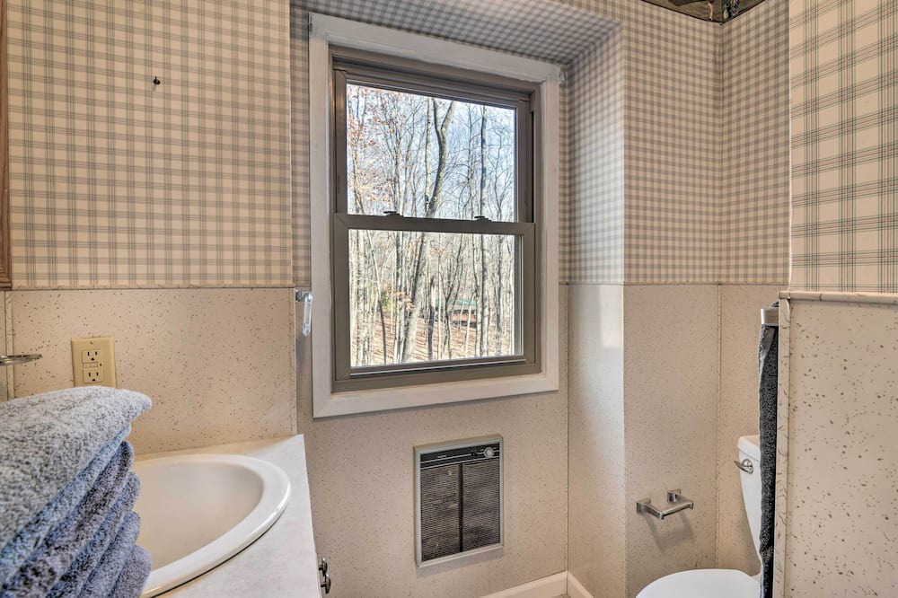 Photo of Bathroom in Alpine Lake