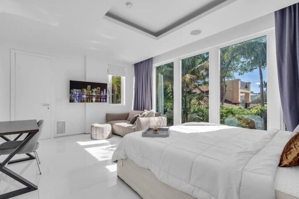 Photo of Bedroom in Golden Beach
