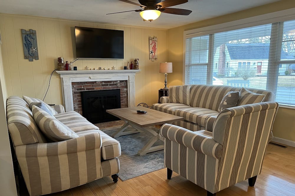 Photo of Livingroom in East Falmouth