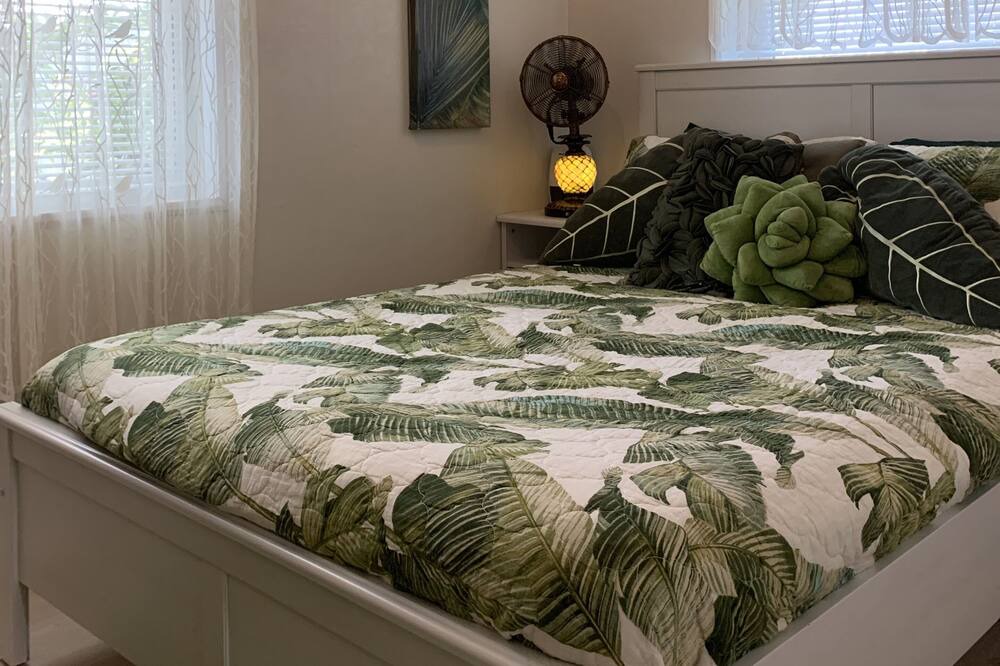 Photo of Bedroom in Hollywood Lakes