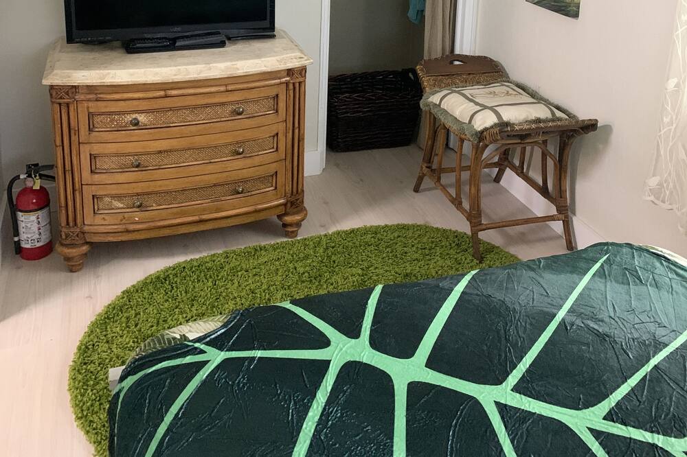 Photo of Bedroom in Hollywood Lakes
