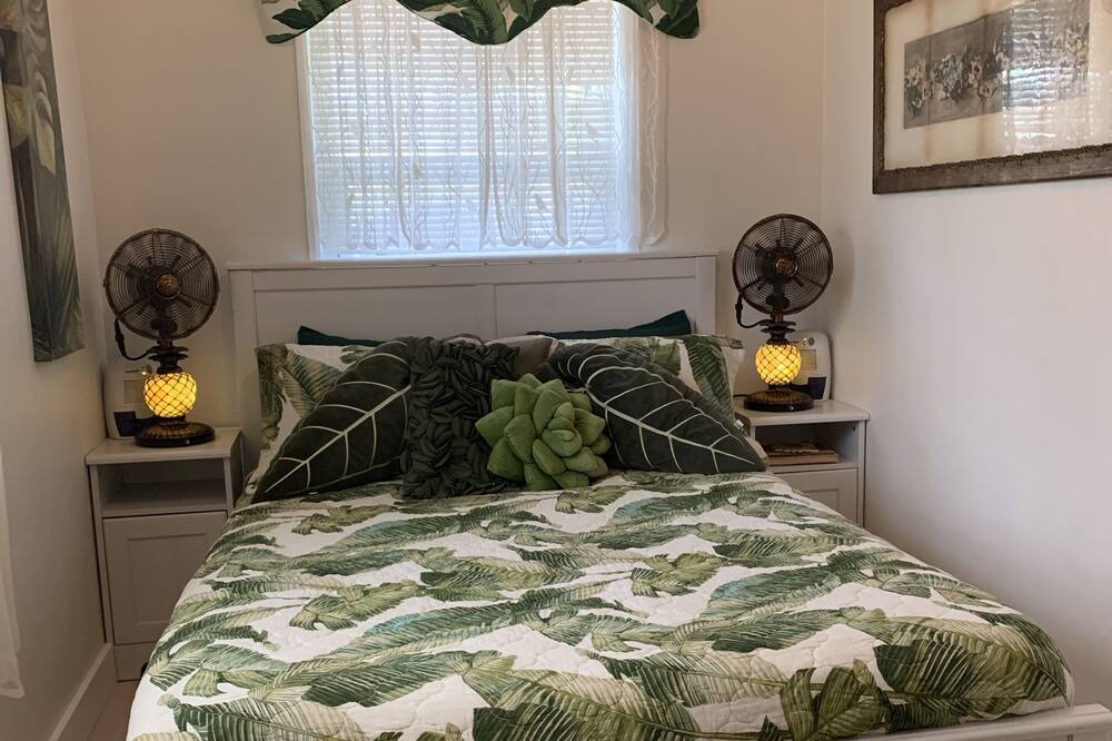 Photo of Bedroom in Hollywood Lakes