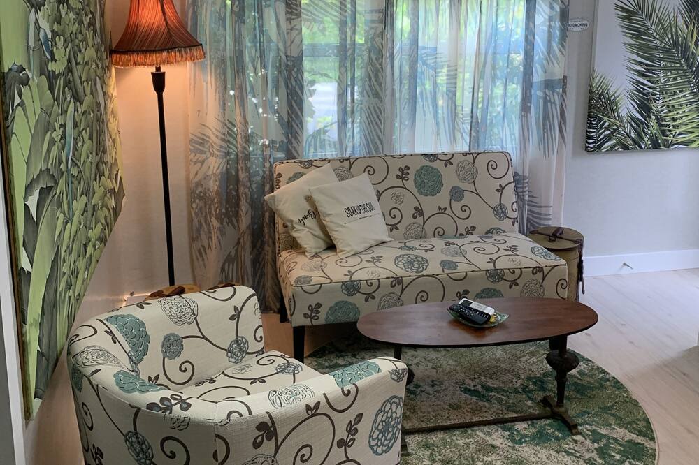 Photo of Livingroom in Hollywood Lakes