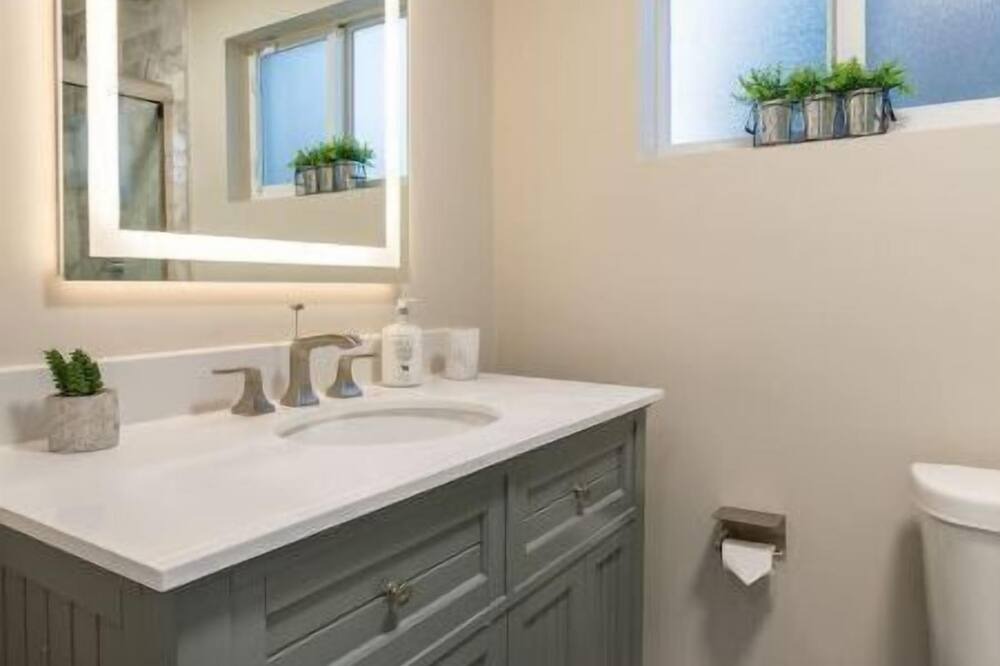 Photo of Bathroom in Garden Isles