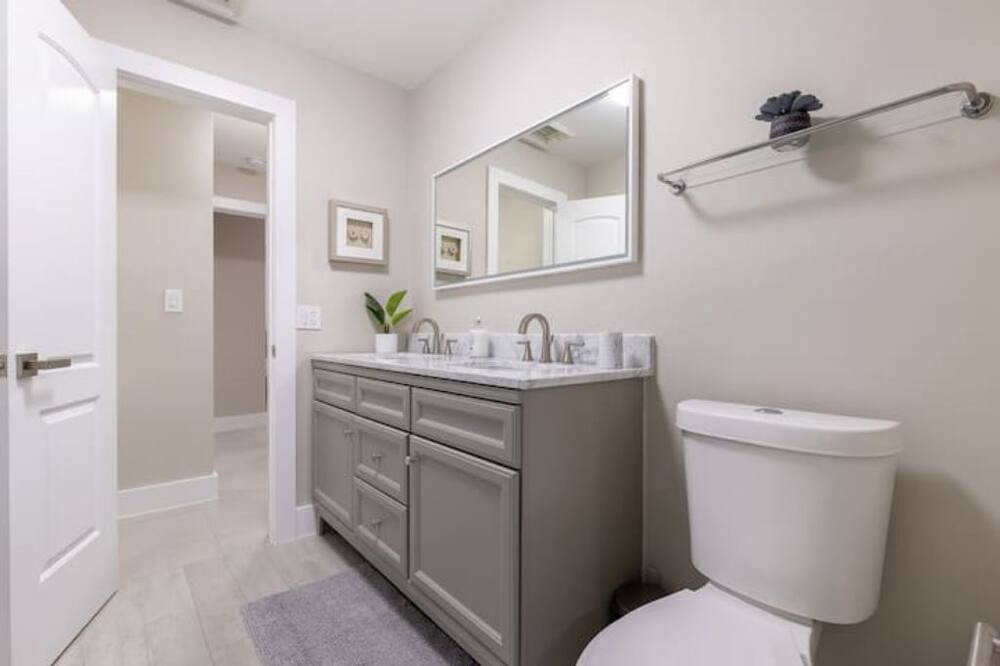 Photo of Bathroom in Garden Isles