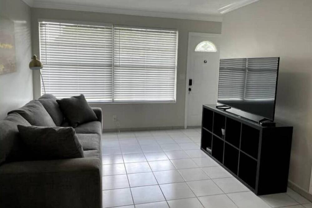 Photo of Livingroom in Pembroke Park