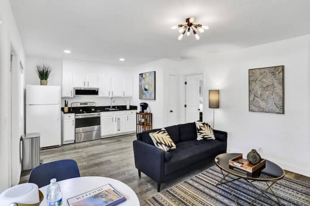 Photo of Livingroom in Middle River Terrace