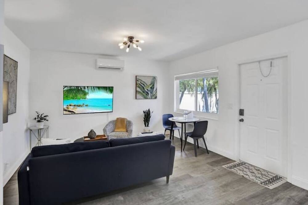 Photo of Livingroom in Middle River Terrace