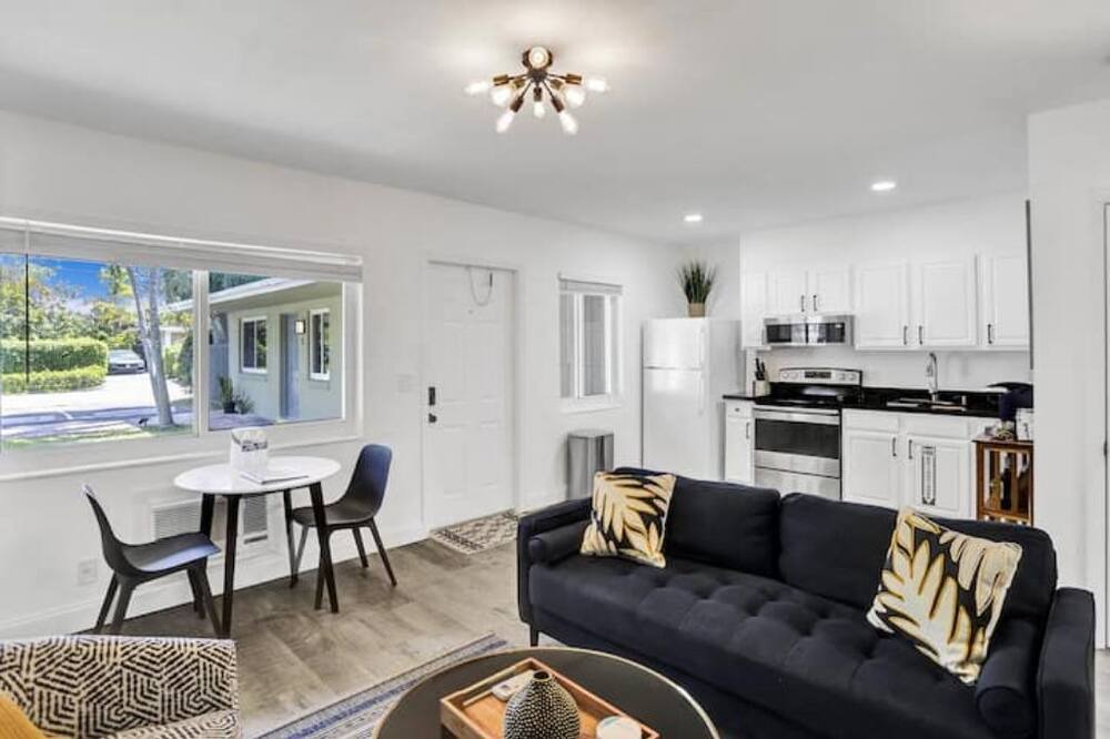Photo of Livingroom in Middle River Terrace