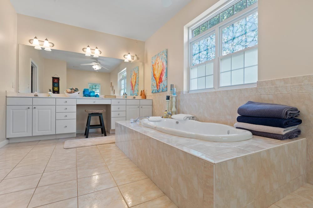 Photo of Bathroom in Cobb Island