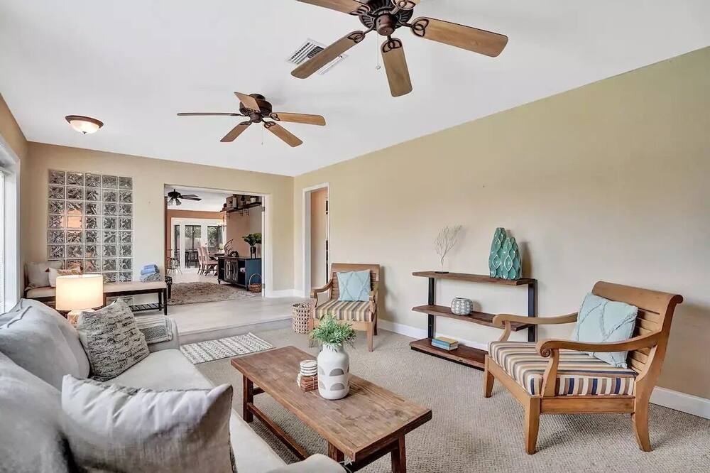 Photo of Livingroom in Oakland Park