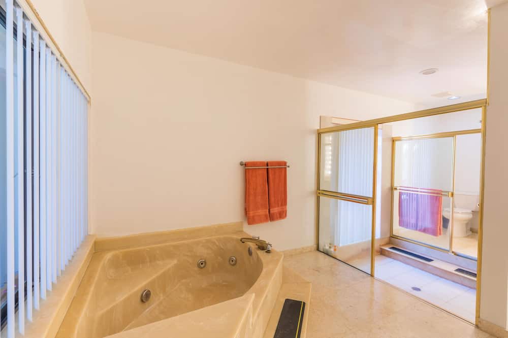 Photo of Bathroom in Lauderhill