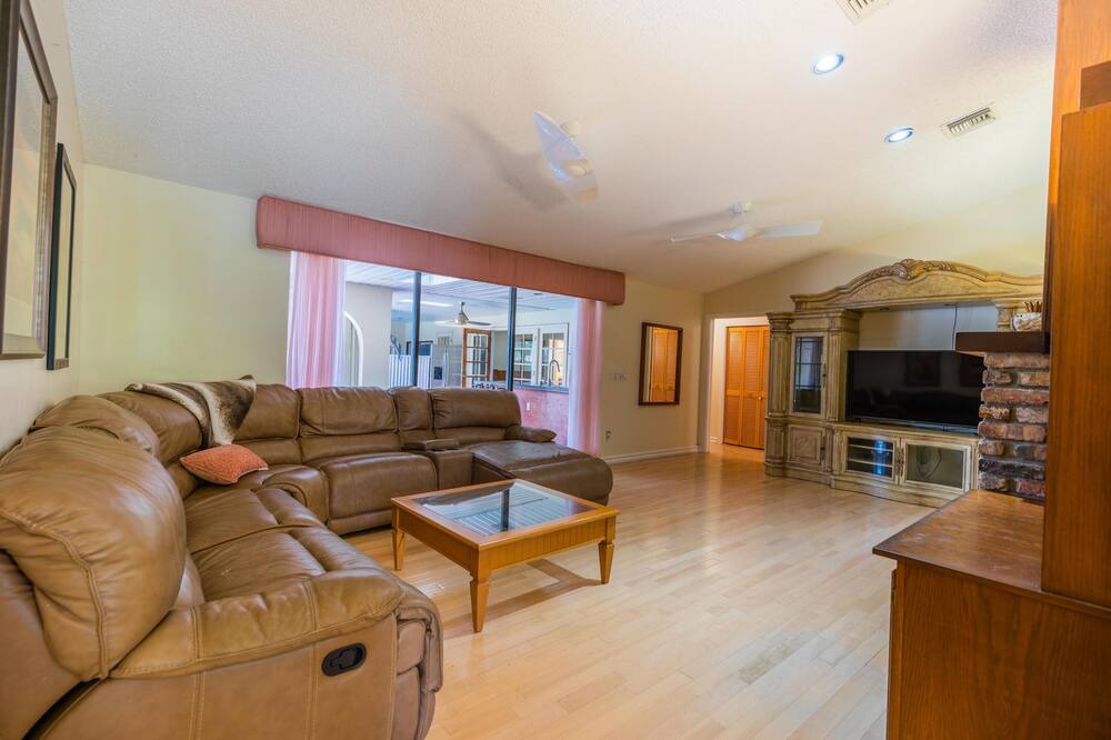 Photo of Livingroom in Lauderhill