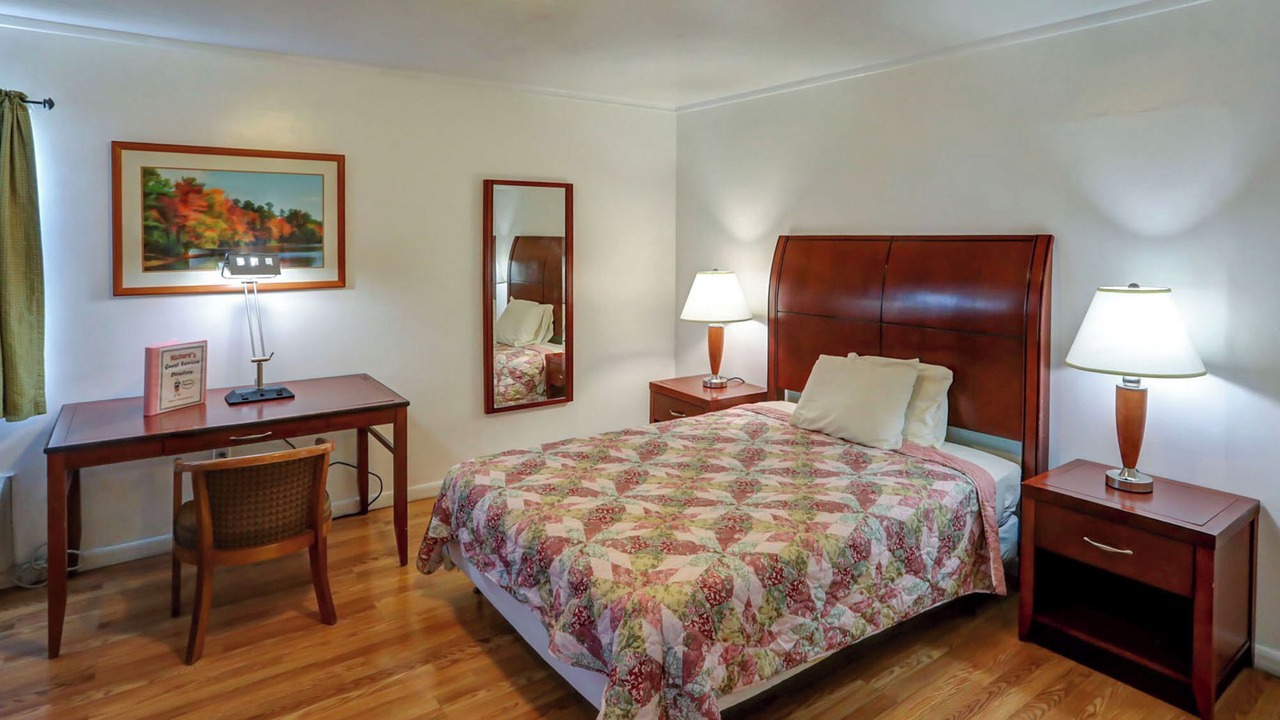 Photo of Bedroom in Hollywood Lakes