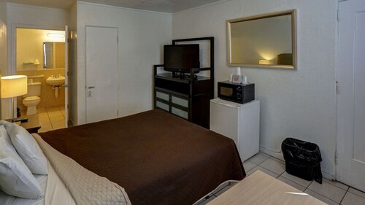 Photo of Bedroom in Hollywood Lakes